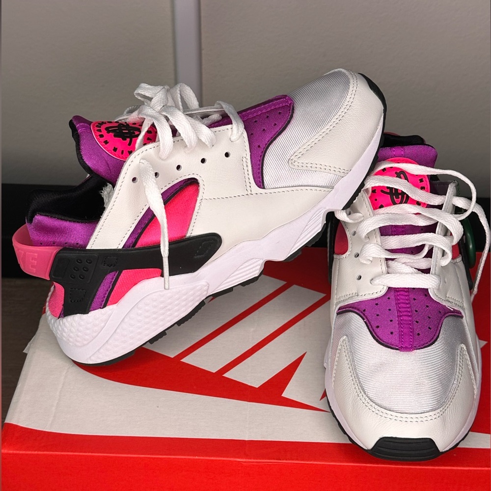 💖💜🖤 ADORABLE Woman’s Nike Air Huarache White Hyper Pink Sneakers🖤💜💖